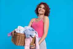 女人微笑脸携带柳条篮子完整的衣服洗
