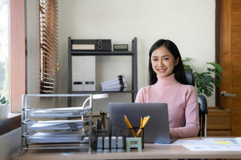 亚洲业务女人计算器移动PC数学金融办公室桌子上税报告会计统计数据分析研究概念