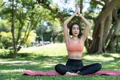 年轻的女人练习瑜伽和谐冥想健康的生活方式放松瑜伽护理正念概念