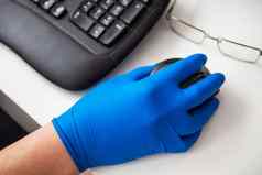 医生蓝色的手套很快收集数据病人概念医疗保健采取护理健康工作场所医生在线咨询