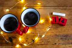 杯咖啡红色的杯背景花环明信片日期月早....早餐情人节一天爱概念