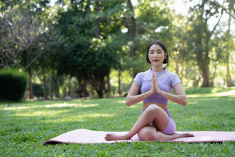 肖像幸福年轻的女人练习瑜伽在户外瑜伽放松概念美丽的女孩实践体式