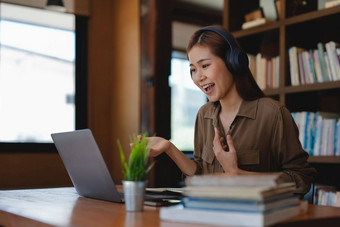 亚洲<strong>导师</strong>语言开始在线教训实习波手微笑屏幕女人耳机沟通距离的远近电子学习过程应用程序使用概念