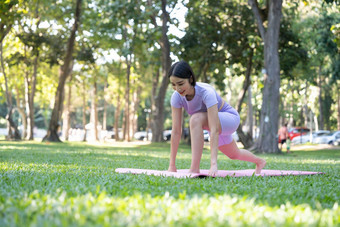 有吸引力的年轻的亚洲女人<strong>实践</strong>瑜伽锻炼<strong>公园</strong>站腿瑜伽席显示平衡的姿势幸福生活方式活动概念