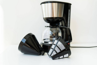 自动滴咖啡制造商孤立的白色表格黑色的现代滴咖啡能电厨房小家庭<strong>电器电器</strong>