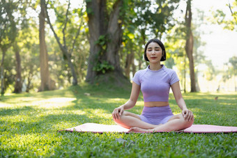 有吸引力的年轻的亚洲女人实践瑜伽锻炼公园站腿瑜伽席显示平衡的姿势幸福生活方式活动概念