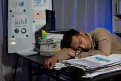 疲惫商人睡觉桌子上工作加班晚些时候晚上包围桩文书工作