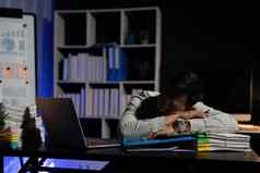 疲惫商人睡觉桌子上工作加班晚些时候晚上包围桩文书工作