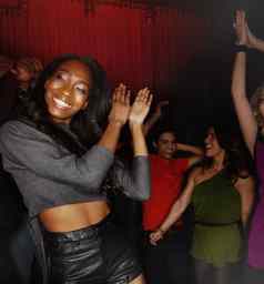 黑色的女人跳舞鼓掌手聚会，派对庆祝活动事件迪斯科晚上俱乐部非洲美国女微笑享受音乐会音乐一年跳舞人群掌声