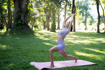 肖像幸福年轻的女人练习瑜伽在<strong>户外</strong>瑜伽放松概念美丽的女孩<strong>实践</strong>体式