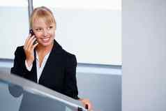 业务女人细胞电话年轻的业务女人听调用手机