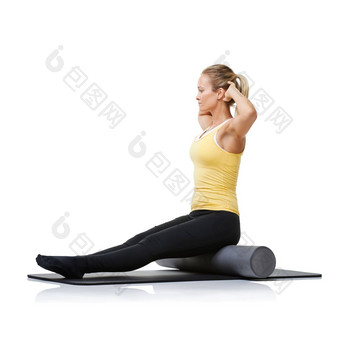 平衡<strong>加强</strong>胃肌肉年轻的女人坐着泡沫辊把左<strong>加强</strong>核心