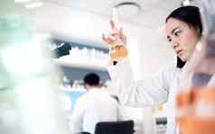 科学研究女人液体测试管分析医疗测试分析实验室生物技术医疗保健女科学家医学样本疫苗玻璃瓶