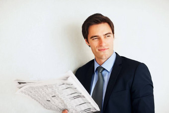 年轻的业务男人。阅读报纸Copyspace肖像年轻的业务男人。阅读报纸Copyspace