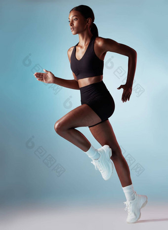 健身健康黑色的女人运行工作室蓝色的背景体育锻炼形式动机强大的跑步者有氧运动培训马拉松比赛锻炼女人牙买加