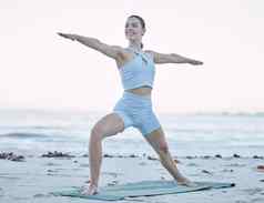 女人瑜伽健身海滩冥想培训沙子平衡快乐健康的生活方式巴厘岛年轻的女锻炼普拉提锻炼海海洋自然健康