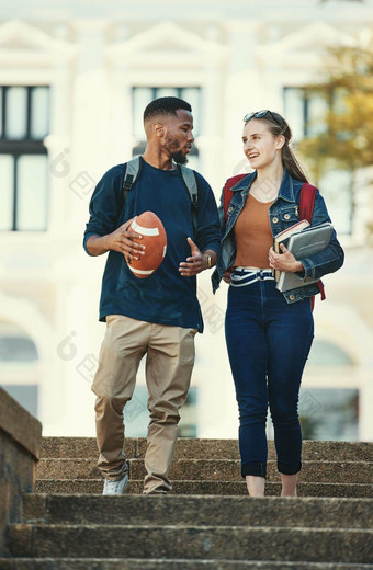 黑色的男人。女人<strong>大学</strong>学生走会说话的<strong>大学</strong>学校教育学习校园微笑快乐跨种族夫妇成键朋友步骤<strong>足球</strong>研究书