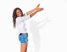 表达嬉闹年轻的非洲美国女人使影子木偶白色背景