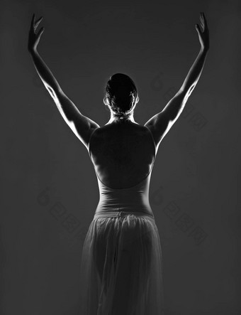 格蕾丝曲线轮廓年轻的芭蕾舞女演员跳舞黑暗背景