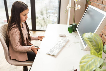 微笑女孩移动PC学生研究首页数字教育少年打字电脑浏览网络博主影响者聊天在线社会网络女人工作办公室