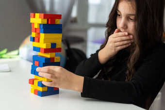 孩子们建筑木块操场上女孩孩子玩叠加木块在app store中查看游戏冥想实践手运动控制建筑计算技能孩子们的玩概念
