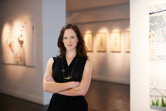 代表艺术家肖像年轻的女人站前面众多绘画挂墙画廊