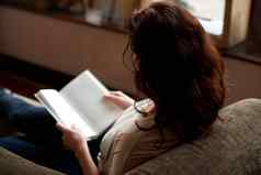 安静的时刻窗口光后视镜拍摄年轻的女人阅读书
