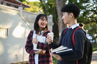 微笑大学<strong>学生</strong>走大学建筑<strong>讨论</strong>项目分享的想法