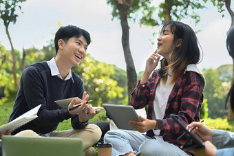 集团学生青少年平板电脑家庭作业<strong>校园青年</strong>生活方式教育概念