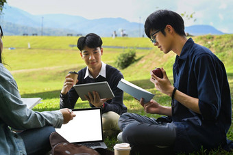 集团年轻的大学学生阅读书绿色草坪上校园青年生活方式大学友谊概念