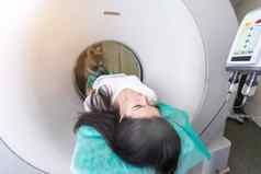 漂亮的年轻的女人goiing计算机化的轴向断层摄影术猫扫描医疗测试检查现代医院