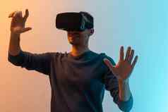 令人惊异的技术在线游戏娱乐研究虚拟世界模拟千禧男人。眼镜戏剧触摸霓虹灯工作室拍摄免费的空间