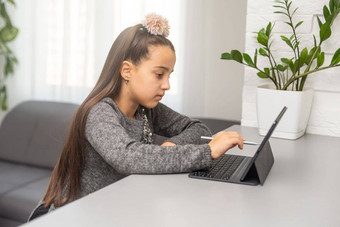 学校孩子女孩学生数字平板电脑屏幕桌子上在线教育虚拟类软件科技广告