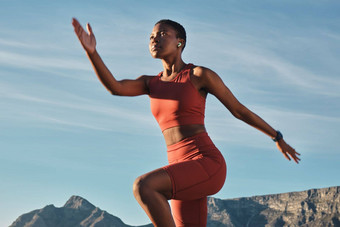 黑色的女人跑步者山平衡户外自然健身健康健康开始早....女人伸展运动锻炼山音乐焦点锻炼角小镇
