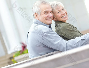 支出时间爱生活肖像高级夫妇坐着板凳上