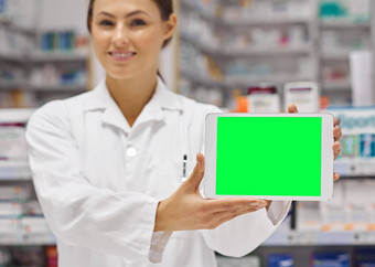 提供声音药用建议肖像有吸引力的药剂师持有空白数字平板电脑显示