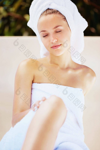 年轻的放松女毛巾浴包装毛巾和平年轻的漂亮的女人放松毛巾浴