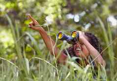 什么天空年轻的女孩享受自然双筒望远镜