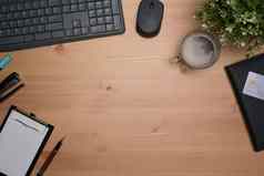 前视图简单的工作空间记事本咖啡杯信贷卡室内植物木桌子上