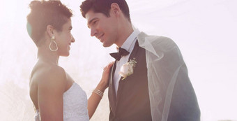 找到单词表达爱充满深情的年轻的新婚夫妇分享亲密的时刻覆盖面纱婚礼一天