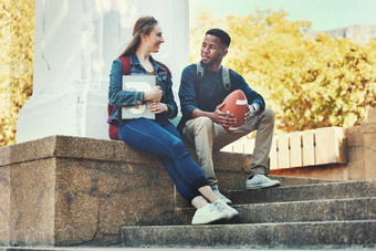 学生朋友会说话的成键大学校园<strong>知识</strong>教育女人男人。大学学生人谈话家庭作业<strong>体育</strong>运动足球