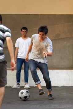 显示疯了技能亚洲青少年玩足球街