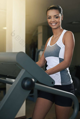 锻炼自然高年轻的女人锻炼跑步机健身房