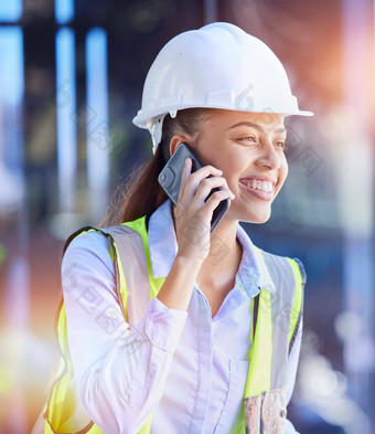 建设工人女人智能手机电话调用沟通技术头盔安全快乐建设建筑行业移动电话联系镜头耀斑