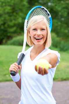 护理加入网球肖像年轻的女网球球员持有网拍提供球