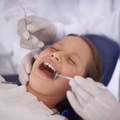 订单牙医执行牙科检查女孩牙齿