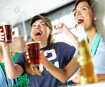 大屏幕体育酒吧女朋友踢回来饮料酒吧看体育运动