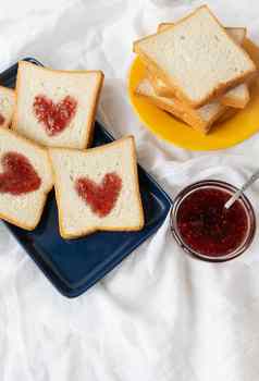 烤面包心使小时惊喜早餐概念床上浪漫情人节一天