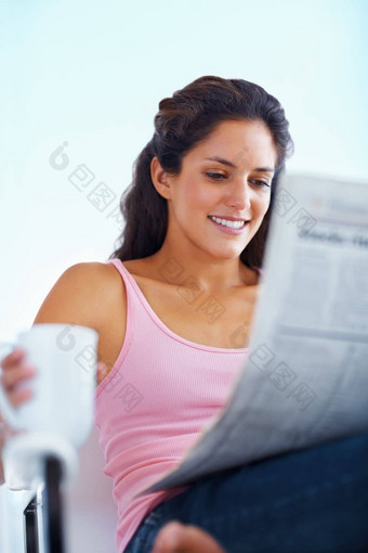 年轻的女人阅读<strong>报纸</strong>肖像年轻的女人阅读<strong>报纸</strong>杯咖啡