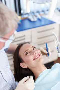 病人牙科访问高角视图病人牙医